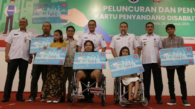 Gubernur DKI Jakarta Anies Baswedan (tengah) foto bersama usai menyerahkan Kartu Penyandang Disabilitas Jakarta (KPDJ) di Gelanggang Olahraga Matraman, Jakarta. Foto: Helmi Afandi Abdullah/kumparan
