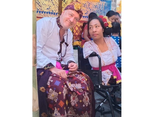 Michael Bommel bersama Ni Ketut Raka saat melangsungkan pernikahan di Nusa Penida, Klungkung (kanalbali/IST)