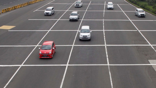 Sejumlah kendaraan melintasi gerbang Tol Bogor, ruas Jagorawi di Kota Bogor, Jawa Barat. Foto: ANTARA FOTO/Yulius Satria Wijaya