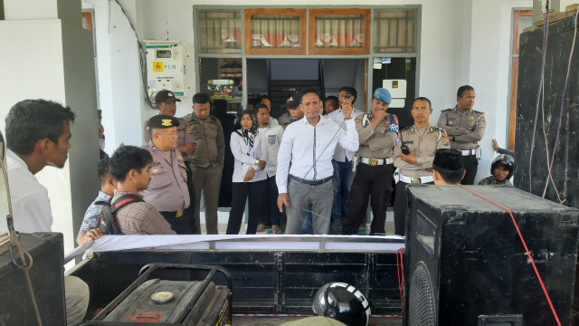 Kepala Bidang Minerba, ESDM Sultra, Yusmin, saat menemui massa. Yusmin berjanji akan turun mengecek langsung ke lokasi PT KKU dan PT KS, Foto: Wiwid Abid Abadi/kendarinesia.