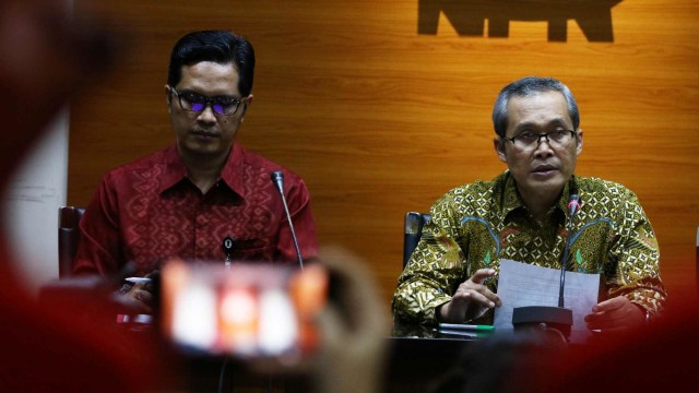 Wakil Ketua KPK Alexander Marwata (kanan) didampingi Juru Bicara KPK Febri Diansyah (kiri) memberikan keterangan pers terkait Operasi Tangkap Tangan (OTT) kasus dugaan suap jaksa di Gedung KPK, Jakarta, Selasa (20/8/2019). Foto: ANTARA FOTO/Rivan Awal Lingga