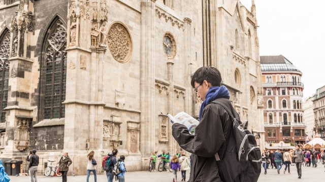 Ilustrasi Gen Z traveling di Eropa Foto: Dok. Booking.com