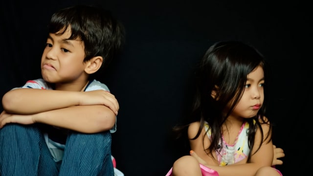 ilustrasi kakak dan adik. Foto: Shutterstock