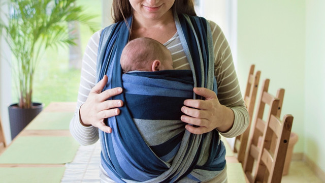 Ilustrasi menggendong bayi. Foto: Shutterstock