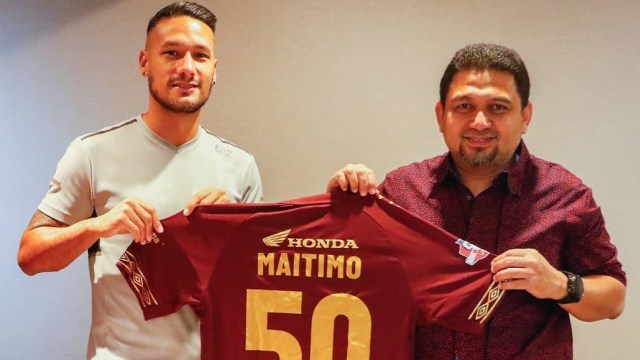 Raphael Maitimo (kiri) bergabung dengan PSM Makassar. Foto: Instagram/@psm_makassar