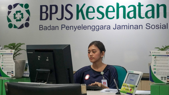 Petugas yang mengurus kepesertaan Badan Penyelenggara Jaminan Sosial (BPJS) Kesehatan. Foto: Iqbal Firdaus/kumparan