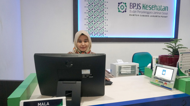 Petugas yang mengurus kepesertaan Badan Penyelenggara Jaminan Sosial (BPJS) Kesehatan. Foto: Iqbal Firdaus/kumparan