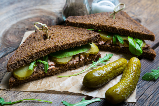 Sandwich dengan acar timun (pickle) Foto: Shutterstock