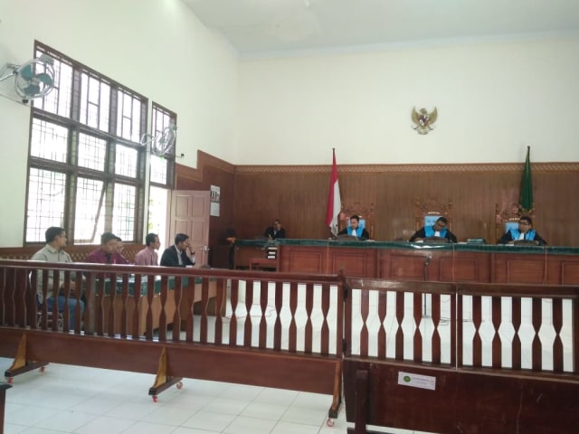 Sidang pembacaan putusan perkara gugatan Walhi terhadap Gubernur Aceh atas penerbitan IPPKH untuk pembangunan PLTA Tampur-I di PTUN Banda Aceh, Rabu (28/7). Foto: Dok. Walhi Aceh