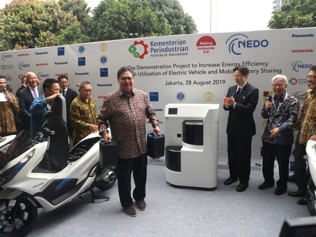 Kementerian Perindustrian bersama New Energy and Industrial Technology Development Organization (NEDO) asal Jepang gulirkan proyek demonstrasi dan studi kendaraan listrik, Rabu (28/8). Foto: Ghulam Muhammad Nayazri / kumparanOTO