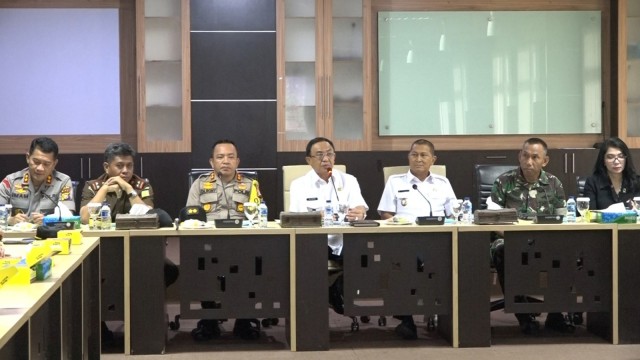 BUPATI Indragiri Hilir, Muhammad Wardan (tengah berkacamata), saat menjelaskan viralnya video berisikan pelarangan umat Kristen beribadat di Desa Petalongan, Keritang, Rabu, 28 Agustus 2019.