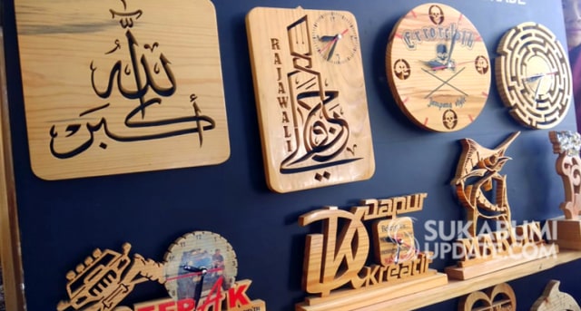 Kerajinan tangan yang terbuat dari limbah kayu, buatan warga Desa Jagamukti, Kecamatan Surade, Kabupaten Sukabumi. | Sumber Foto:Ragil Gilang.
