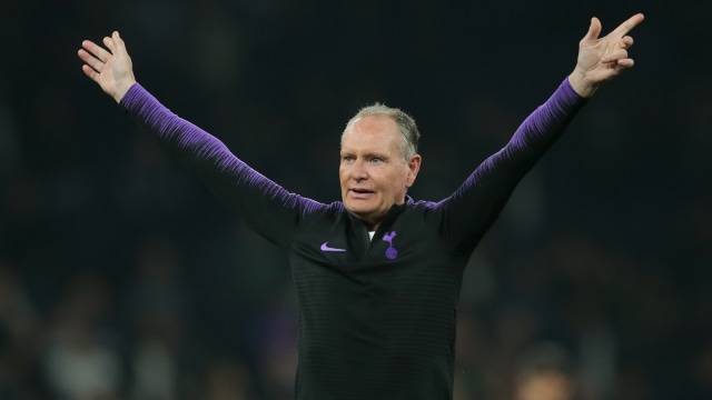 Paul Gascoigne dalam sebuah laga ekshibisi Tottenham Hotspur. Foto: AFP/Daniel Leal-Olivas