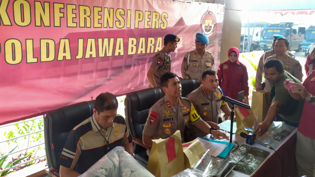 Kapolda Jabar Irjen Rudy Sufahriadi (kedua kiri) menuturkan, Aulia memilih Kabupaten Sukabumi sebagai lokasi pembakaran karena tempat tersebut dianggap sepi. Foto: Rachmadi Rasyad/kumparan