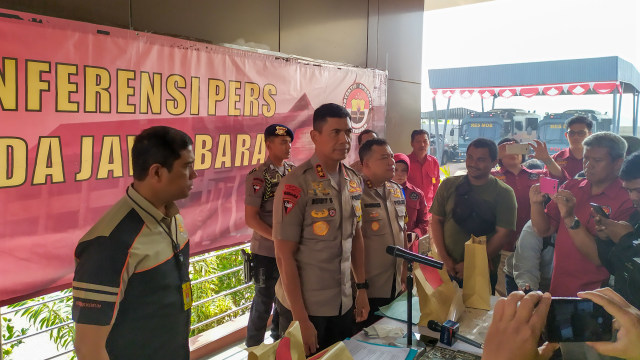 Kapolda Jabar Irjen Rudy Sufahriadi (kedua kiri) menuturkan, Aulia memilih Kabupaten Sukabumi sebagai lokasi pembakaran karena tempat tersebut dianggap sepi. Foto: Rachmadi Rasyad/kumparan