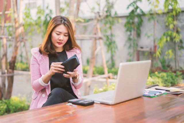 com-Ilustrasi wanita sedang mengecek uangnya di dompet. Foto: Shutterstock