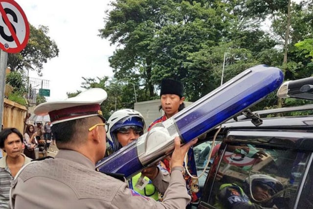 Petugas polisi menurunkan rotator  Foto: dok. Istimewa