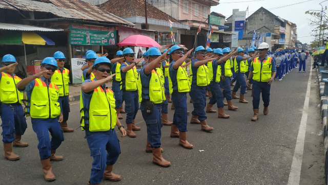 Penampilan Karyawan Timah Toboali, saat ikut meramaikan karnaval. (Tim Babelhits)
