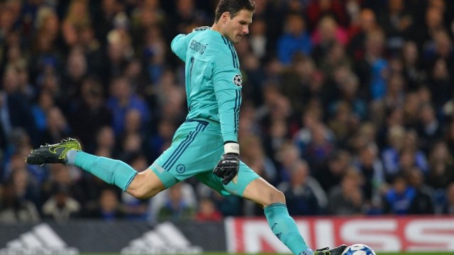 Asmir Begovic saat masih membela Chelsea. Foto: GLYN KIRK / AFP