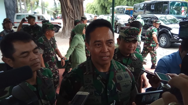 Kasad Jenderal TNI Andika Perkasa saat diwawancarai awak media usai memberikan pengarahan kepada personel Kodam IM dalam kunjungan kerjanya ke Aceh, Kamis (29/8). Foto: Habil/acehkini