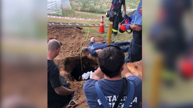 Proses Evakuasi perempuan paruh baya yang masuk dalam septic tank. Foto: Facebook/Estacada Rural Fire District