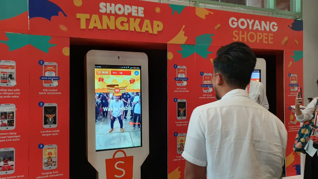 Fitur game 'Tangkap' di aplikasi Shopee. Foto: Bianda Ludwianto/kumparan