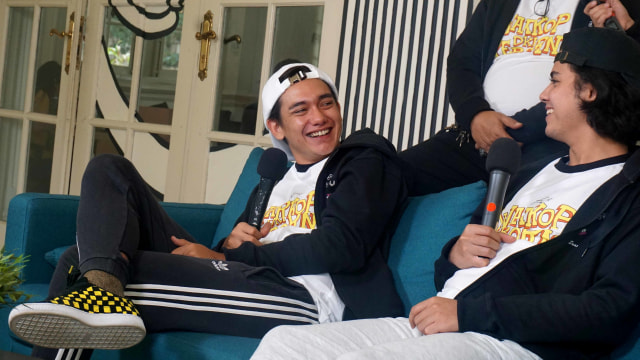 Pemain Film Warkop DKI Reborn 3, Adipati Dolken (kiri) dan Aliando Syarief saat berkunjung ke kantor kumparan. Foto: Melly Meiliani/kumparan