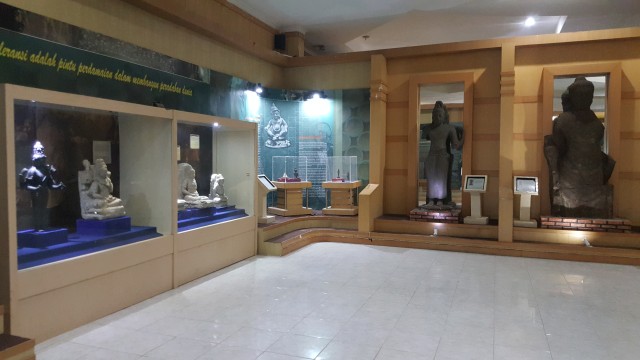 Sejumlah arca dab prasasti kerajaan Sriwijaya yang berada di Museum TPKS, Palembang (Foto: eno/Urban Id)