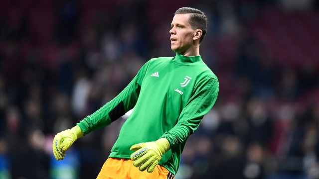 Kiper Juventus, Wojciech Szczesny, melakukan pemanasan jelang laga Liga Champions menghadapi Atletico Madrid. Foto: AFP/Oscar Del Pozo