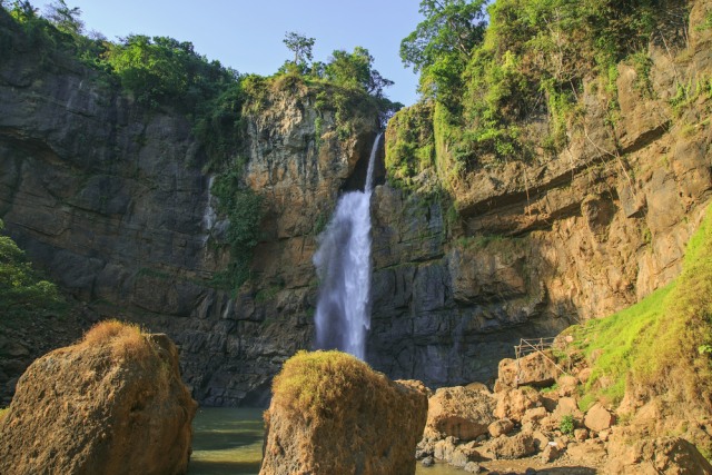 Air terjun di Geopark Ciletuh, Sukabumi Foto: Shutter Stock