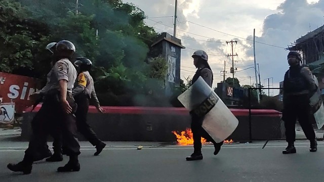Petugas kepolisian berjaga saat berlangsungnya aksi unjuk rasa di Jayapura, Papua. Foto: ANTARA FOTO/Indrayadi TH
