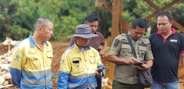 Personil Polres Konawe saat melakukan pengecekan langsung dilokasi PT KKU di Kecatan Langgikima, Konut, Foto: Dok Satrekrim Polres Konawe.