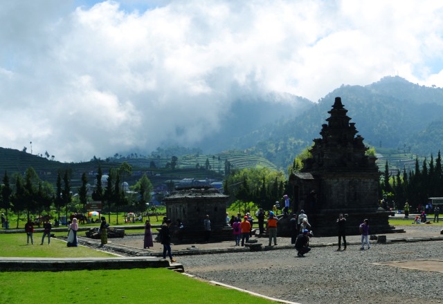 Wisata Candi Dieng yang berada di dataran tinggi Dieng, Wonosobo, Jawa Tengah (Foto: Jamal Mahfudz)