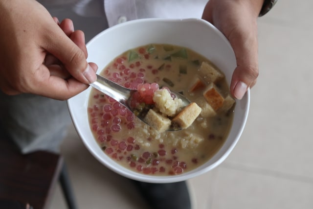 Wedang angsle, yang menjadi salah satu menu favorit di kedai 'Jenenge Jamu'.
