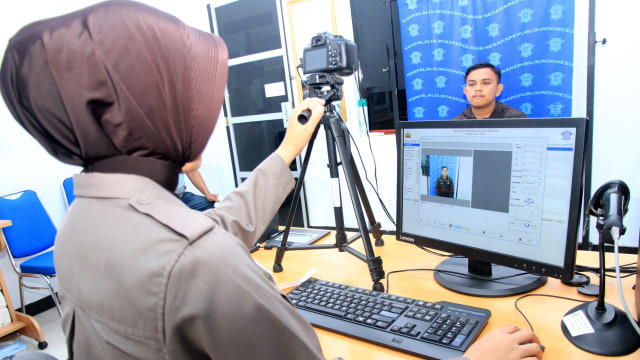 Petugas merekam data pemohon Surat Izin Mengemudi (SIM) di ruang pembuatan SIM Satuan Lalulintas (Satlantas). Foto: ANTARA FOTO/Syifa Yulinnas