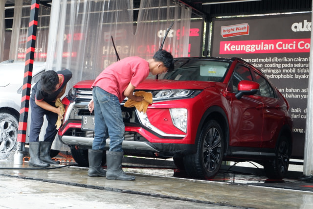 Cuci mobil express 15 menit Foto: Aditya Pratama Niagara/kumparan