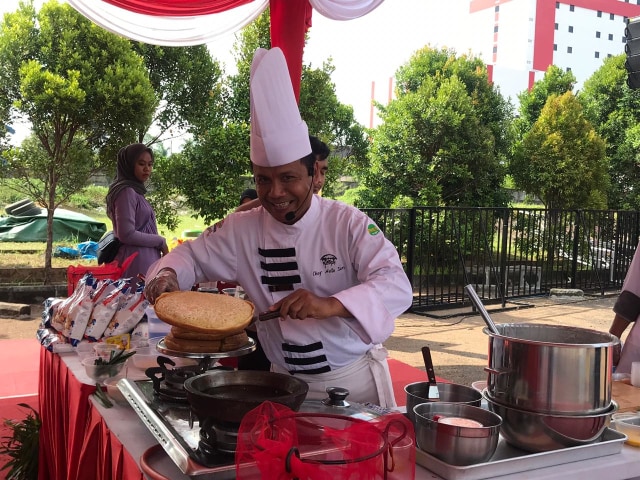 Chef Anto San membuat martabak dengan selai durian. Foto: Teri/Hi!Pontianak