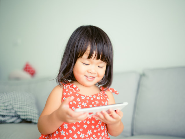 com-Ilustrasi anak sedang asik bermain gadget. Foto: Shutterstock