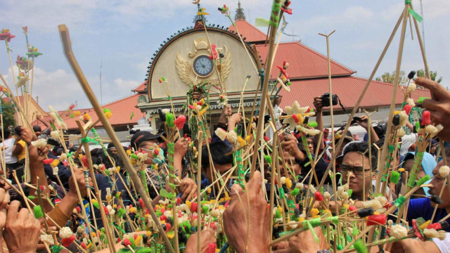 Warga antusias membawa gunungan saat Grebeg Besar 1440 H di Keraton Yogyakarta. Foto: Irfan Adi Saputra/kumparan