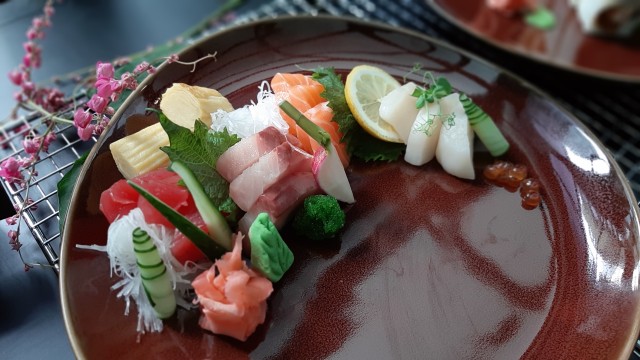 Sashimi ala Origami Roof Dining Foto: Azalia Amadea/Kumparan