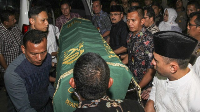 Putra sulung Presiden ke-6 Susilo Bambang Yudhoyono, Agus Harimurti Yudhoyono (Kedua kiri) beseta kerabat menggotong jenazah neneknya almarhumah Siti Habibah saat tiba di kediaman di Puri Cikeas, Bogor, Jawa Barat, Jumat (30/8). Foto: ANTARA FOTO/Asprilla Dwi Adha
