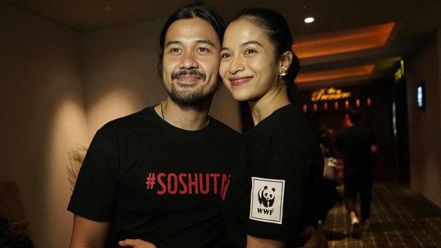 Aktor Chicco Jerikho (kiri) bersama Putri Marino saat hadir di konferensi pers "Selamatkan Hutan Selamatkan Masa Depan" di Plaza Indonesia, Jakarta, Jumat, (30/8). Foto: Ronny