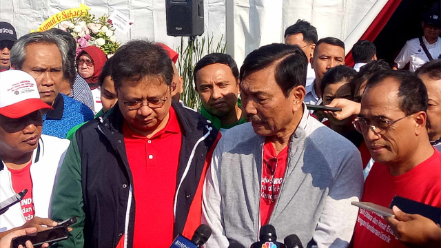 Menko Kemaritiman Luhut Panjaitan (tengah) dan Menteri Perindustrian Airlangga Hartarto (kiri) dan Menteri Perhubungan Budi Karya Sumadi di Monas, Jakarta. Foto: Nicha Muslimawati/kumparan