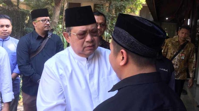 Presiden keenam RI Susilo Bambang Yudhoyono di pendopo tempat persemayaman Ibundanya di Puri Cikeas, Bogor Foto: Paulina Herasmaranindar/kumparan