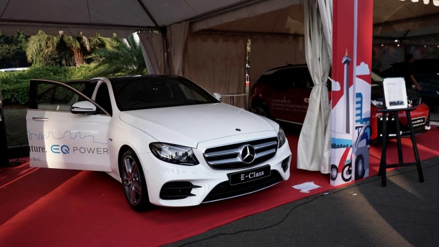 Salah satu stan mobil listrik di pameran kendaraan listrik di Lapangan Silang Monas, Jakarta Pusat, Sabtu (31/8). Foto: Jamal Ramadhan/kumparan