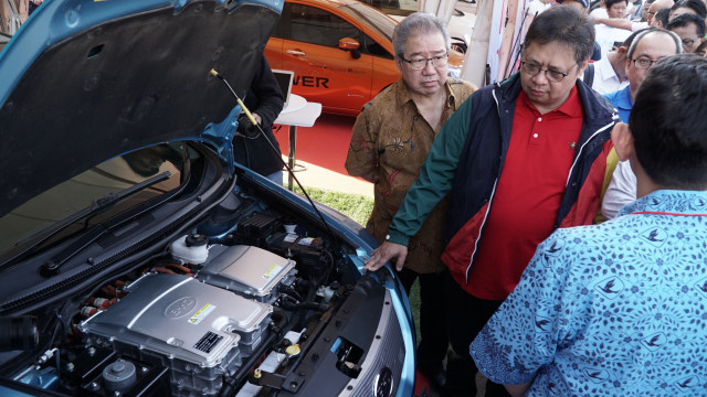 Menteri Perindustrian Airlangga Hartarto (kedua kiri) saat mengecek kendaraan listrik di pameran kendaraan listrik di Lapangan Silang Monas, Jakarta Pusat, Sabtu (31/8). Foto: Jamal Ramadhan/kumparan