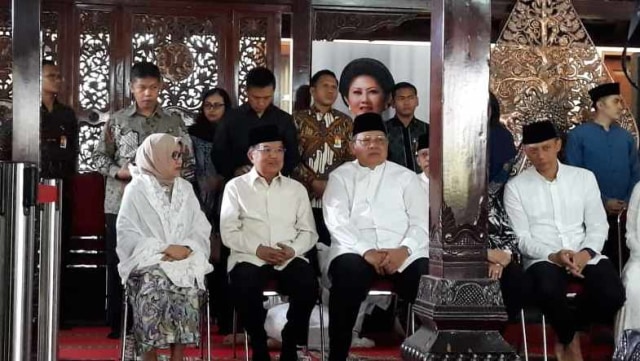 Wapres Jusuf Kalla beserta istrinya Mufidah Kalla, bersama Susilo Bambang Yudhoyono di pendopo tempat persemayaman Ibundanya di Puri Cikeas, Bogor Foto: Paulina Herasmaranindar/kumparan