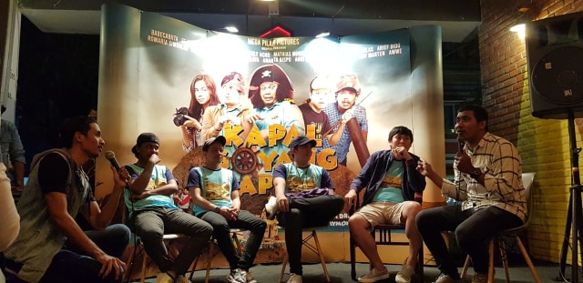 Roadshow Kapal Goyang Kapten. Dari kiri ke kanan, ada Jhon Laratmase, Mamat Alkatiri, Muhadkly Acho, Gr Pamungkas, Raymon Handayana (Sutradara), dan Mathias Tuhelelu (30/8). Dok : Lentera Maluku