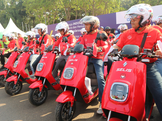 4 Menteri Jokowi melakukan konvoi kendaraan listrik di sekitaran Monas, Sabtu (31/8). Foto: Ghulam Muhammad Nayazri / kumparanOTO