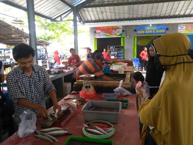 Khusnul (52) saat sedang berbelanja ikan segar di pasar ikan korpri, Sabtu (31/8) | Foto : Rafika Restiningtias/ Lampung Geh
